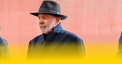 Soberba: fantasiado de Zé do Caixão, Lula cita ‘Hitler’, ofende catarinenses, e sua visita a SC vira um fiasco… Soberba: fantasiado de Zé do Caixão, Lula cita ‘Hitler’, ofende catarinenses, e sua visita a SC vira um fiasco…